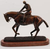 Jelzés nélkül: Zsoké. Bronz, márvány talapzaton, m: 31 cm, h: 33 cm