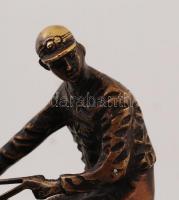 Jelzés nélkül: Zsoké. Bronz, márvány talapzaton, m: 31 cm, h: 33 cm