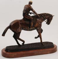 Jelzés nélkül: Zsoké. Bronz, márvány talapzaton, m: 31 cm, h: 33 cm