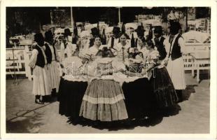 Koppányszántói üvegtánc / Hungarian folklore from Koppányszántó, dance