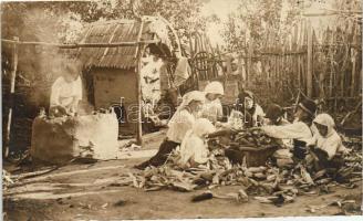 Kukoricahántás / Maize peeling, peasant folklore, photo