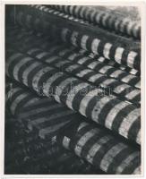 cca 1933 Kinszki Imre (1901-1945): Gerendák a kerítés árnyékában, pecséttel jelzett vintage fotóművészeti alkotás, 16x13 cm