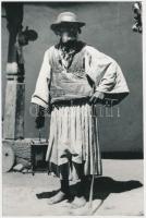 cca 1925 Csököly, 90 éves férfi csimbókos hajjal, kezében viharlámpa, Kerny István (1879-1963) hagyatékában őrzött negatívról készült későbbi másolat, részletes néprajzi leírással, 17x11 cm