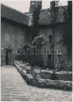 1933 Kecskemét, a barátok templomának belső udvara, feliratozott fotó Kerny István (1879-1963) hagyatékából, 17x12 cm