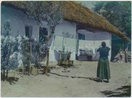 cca 1925 Szigligeti falusi ház udvarán, jelzetlen, feliratozott, vegyileg színezett vintage fotó Kerny István (1879-1963) hagyatékából, 12x16 cm