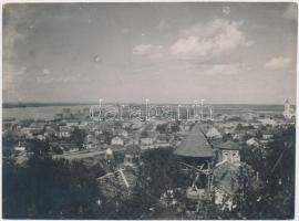 cca 1920 Délvidék, Szendrő (Szemendria) városa a Duna mentén, jelzetlen, feliratozott vintage fotó Kerny István (1879-1963) hagyatékából, 12x17 cm