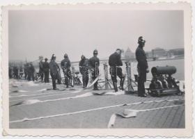 cca 1930 Budapest, tűzoltók gyakorlata a Duna parton, 6x9 cm