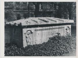 cca 1937 Reich Péter Cornel: Budapest, a Nemzeti Múzeum kertjében, jelzetlen fotó a szerző hagyatékából, 18x24 cm