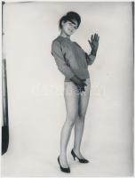 cca 1975 Ha ezt is megmutatom, ötöst kapok? Finoman erotikus fénykép, 24x18 cm / cca 1975 Erotic photo, 24x18 cm