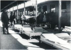 cca 1943 A Donnál harcoló 2. magyar hadsereg sebesült szállító vonata, Thöresz Dezső hagyatékában levő korabeli negatívról készült későbbi másolat, 13x18 cm