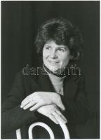 cca 1980 Dr. Matheidesz Mária, a Kopf an Kopf játék feltalálója, a nyelvoktatás Minőség díjának alapítója, 13x9 cm