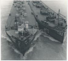 cca 1960 Folyami uszályok a Dunán, Sinka István jelzetlen fotója, 18x20 cm