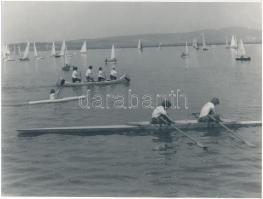 cca 1960 Sinka István: Evezősök, vitorlások kint a vízen, jelzetlen fotó a szerző hagyatékából, 18x24 cm