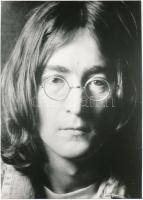 cca 1970 John Lennon(1940-1980), a Beatles együttes tagja, sajtófotó feliratozva, 24x17 cm