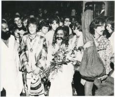cca 1970 Maharishi Manesh jógi a Beatles tagjaival, sajtófotó, 12x14 cm