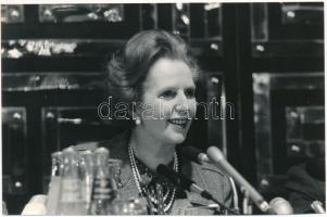 1984 Margaret Thatcher (1925-2013) brit miniszterelnök a Vámház körúti nagycsarnokban vásárolt budapesti látogatása során, 2 db sajtófotó, az egyik feliratozva, 12x18 cm és 16x22 cm