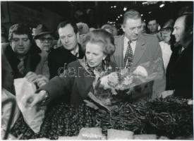 1984 Margaret Thatcher (1925-2013) brit miniszterelnök a Vámház körúti nagycsarnokban vásárolt budap...