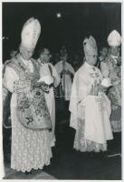 1977 Koós Gy.: Lékai bíboros a Bazilikában 100 újszülöttet keresztelt, hátoldalon feliratozott riportfotó, 18x13 cm