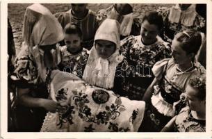 Keresztelőre viszik a gyereket, Mezőkövesd / Hungarian folklore from Mezőkövesd