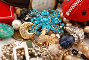 Vegyes bolha tétel: bizsuk, karórák, érmék, dekoratív virágmintás dobozban