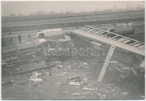 cca 1950 A MÁV ceglédi vonalán kisiklott vonat maradványai, Tiszavölgyi József pecséttel jelzett, feliratozott fotója, 6x9 cm