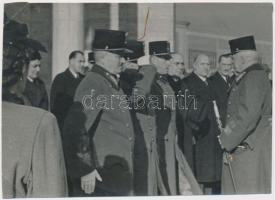 1944 augusztus 20. Budapest, József királyi herceg őfensége a tábornokokat tünteti ki, akik kimagasló érdemeket szereztek a légoltalom területén, Tiszavölgyi József pecséttel jelzett, feliratozott fotója, felül egy korrodált gémkapocs nyoma, 12,5x17 cm