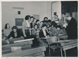 1956. szeptember 17. Budapest, nylan-festőtanfolyam résztvevői, Tiszavölgyi József pecséttel jelzett, feliratozott fotója, 9x12 cm