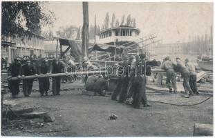 cca 1950 Budapest, az újpesti hajógyárban 12 személyes kézi csörlővel vontatják partra a hajót, Tiszavölgyi József pecséttel jelzett felvétele, 5,5x8,5 cm