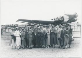cca 1933 Turista csoport a repülőtéren, Kerny István (1879-1963) hagyatékában levő vintage negatívról készült későbbi nagyítás, 13x18 cm