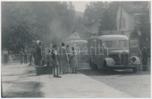 cca 1945-1950 MÁVAUT feliratú kisbusz, vélhetően egy hegyi szanatórium előtt, korabeli negatívról készült későbbi nagyítás, 9x14 cm