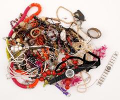 Nagy bizsu tétel, karkötők, órák, stb. vegyesen