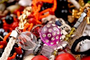 Nagy bizsu tétel, karkötők, órák, stb. vegyesen