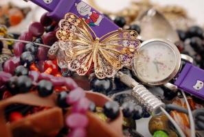 Nagy bizsu tétel, karkötők, órák, stb. vegyesen