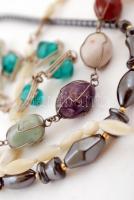 Kis bizsu tétel, benne különféle karkötők