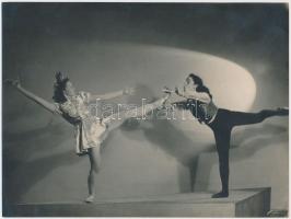 cca 1935 Leichtner Erzsébet vintage fotója Szentpál Olga tánccsoportjának tagjairól (Ligeti Mária és Szentpál Mária) jelzés nélküli, feliratozott, a Szentpál iskola archívumából, 18x24 cm