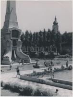cca 1930 Gróf Cziráky Béla obeliszk, emléktábla és dombormű a győri strand területén, Korschelt Miklós (1900-1982) pecséttel jelzett vintage felvétele, 24x18 cm