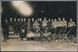 1928 december, BKE – Oxford 5-2, Pobuda Alfréd felvétele a két hokicsapatról, feliratozva, pecséttel jelzett, 13x18 cm