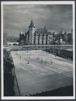 cca 1940 Dulovits Jenő (1903-1972): Jégkorong mérkőzés a városligeti jégpályán, pecséttel jelzett és aláírt vintage fotó, 12x9 cm