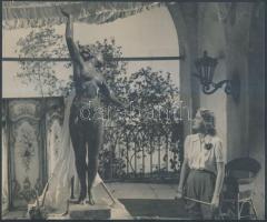 cca 1940 Tolnay Klári (1914-1998) színésznő kritikus szemmel méregeti a pucér nőt ábrázoló szobrot egyik filmjében, a kép felülete nem hibátlan, 19x23 cm