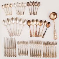 Ezüstözött étkészlet: 1 db merőkanál, 12 db villa, 12 db kanál, 6 db kés, 6 db süteményes villa, 14 desszertes kanál