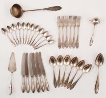 Ezüstözött étkészlet: 1 db merőkanál, 1 db tortalapát, 1 db nagy kanál, 1 db mártásos kanál, 6 db villa, 6 db kanál, 6 db kés, 12 desszertes kanál