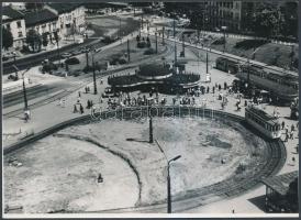 cca 1965 Budapest, várostörténeti lelet, a Moszkva tér látképe a metró építése előtti állapotról, 13x18 cm