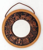 Horoszkóp motívummal díszített rézberakásos kisméretű kerek falitükör akasztóval, d: 9 cm (tükör) ill. 19 cm (teljes)