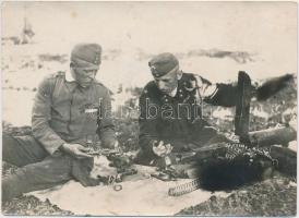 1918 Gépfegyvertisztítás az olasz fronton, fotó az I. világháborúból, hátoldalon feliratozva, 12x8 cm / 1918 Italy, Military photo from the world war I., 12x8 cm