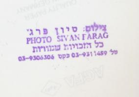 1992 Miss Israel Budapesten a Parlament előtt, színes fotó, pecséttel jelzett, hátoldalon feliratozv...