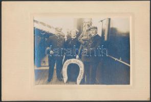 cca 1908-1914 Főúri pár (?) a Prinz Friedrich Wilhelm gőzhajó fedélzetén, fotó, kartonra ragasztva, papír védőtokban, 10,5×14 cm /  cca 1908-1914 Aristocratic couple (?) on the board of SS Prinz Friedrich Wilhelm, vintage photo on cardboard, in a paper case, 10,5×14 cm