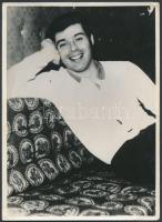 3 db fotó Szécsi Pál (1944-1974) énekesről, az egyik dedikált, különböző méretben