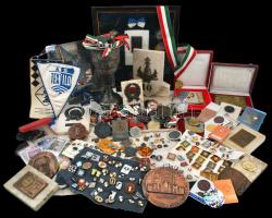 Nagy SAKK témájú gyűjtemény: érmek, plakettek nagy mennyiségben, több dísztokos, sok jelvény, köztük különleges, zománcozott darabokkal, sakkolimpiai jelvény, serleg, díszes keretbe foglalt érmek, mellszalagos díjérmek, emlékérmek márványlapon, pecsétnyomók, benne néhány cserkész témájú darab. Megtekintésre ajánlott! Collection in CHESS topic: medals, medallions, plaques, badges, more with cases, enamelled pieces, between them Chess Olympiad badge, pot, seal makers, some scout badges. It is well worth seeing!