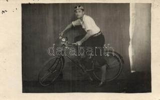 1932 Fülöp Dániel kerékpáros; hátoldalon Budapest-Csehszlovákia kerékpártúra / Hungarian cyclist, Budapest-Czechoslovakia bicycle tour on the backside, photo