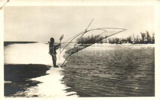 Hortobágy, teszizés (jég alól halászat) a folyón (EK)